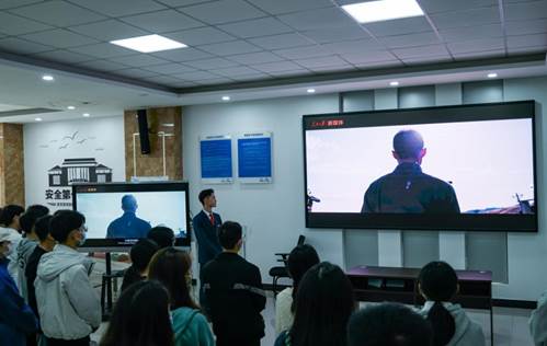图为全体同学观看中国共产党国际形象网宣片
